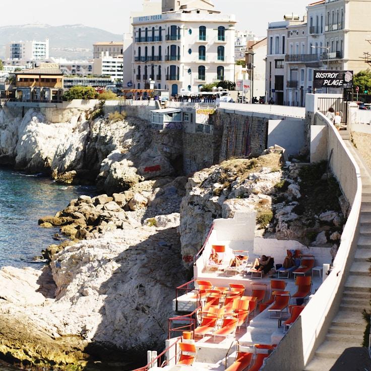 Family terraces and cafés for calm evenings in London